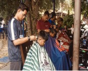 Siswa USIM ‘lincah’ Gunting Rambut Anak Komuniti Sekitar Kampus