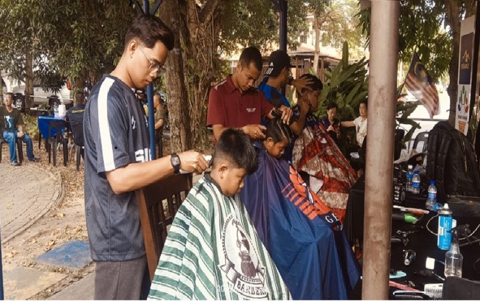 Siswa USIM ‘lincah’ Gunting Rambut Anak Komuniti Sekitar Kampus