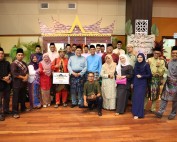 USIM Hadiahkan BDR Sempena Hari Lahir Staf dalam Majlis Sambutan Hari Raya Universiti