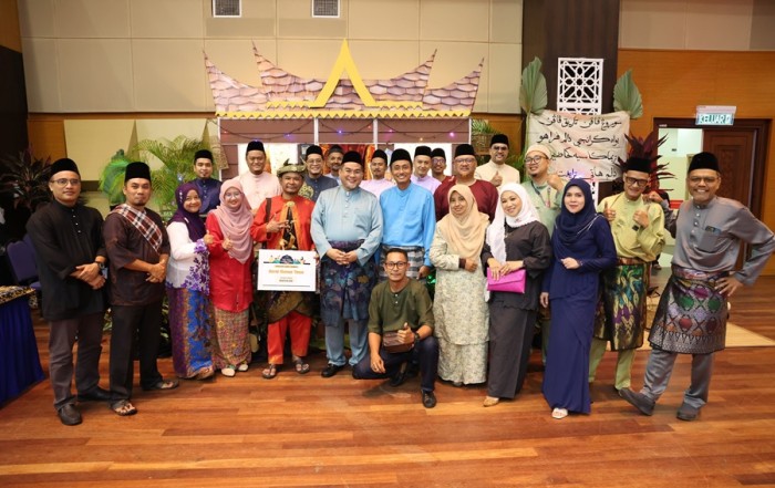 USIM Hadiahkan BDR Sempena Hari Lahir Staf dalam Majlis Sambutan Hari Raya Universiti