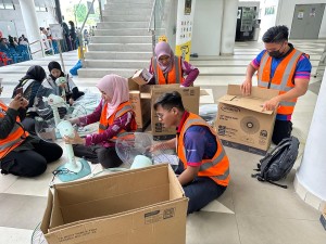 Sukarelawan IPT Hulur Bantuan di PPS Masjid Putra Heights