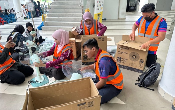 Sukarelawan IPT Hulur Bantuan di PPS Masjid Putra Heights