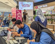 USIM bersama Aeon Nilai angkat puisi bersama komuniti sempena Program Puisi Hari Ibu