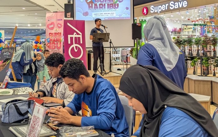 USIM bersama Aeon Nilai angkat puisi bersama komuniti sempena Program Puisi Hari Ibu