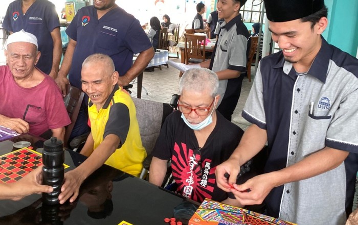 “Charity For Sunshine 2025: Mahasiswa USIM Raikan Warga Emas di Pusat Jagaan Al-Fattah