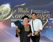 Graduan Fakulti Pendidikan Bahasa Utama (FPBU) Universiti Sains Islam Malaysia (USIM), Aliya Yasmin Mohamad Nizam, 26, menjadi inspirasi pada Majlis Konvokesyen USIM ke-23 apabila berjaya menamatkan Diploma Pascasiswazah Pendidikan (Pendidikan Islam) dalam keadaan sarat hamil. Ketika melalui minggu-minggu genting peperiksaan dan penyiapan projek akhir, kandungannya sudah mencecah lapan bulan, namun beliau tetap teguh meneruskan pengajian. Komitmen Aliya Yasmin terhadap cita-cita untuk menjadi pendidik bertauliah mengatasi segala cabaran fizikal dan mental, membuktikan bahawa pengorbanan masa, tenaga dan kesihatan demi ilmu tidak pernah sia-sia. Lepasan Ijazah Sarjana Muda Pengurusan Industri Halal dari Universiti Teknologi MARA (UiTM) itu turut berkongsi bahawa minatnya terhadap bidang perguruan mendorong beliau menyambung pengajian di USIM walaupun datang daripada latar belakang yang berbeza. Menggalas peranan sebagai pelajar dan isteri yang sedang mengandung bukanlah sesuatu yang mudah, terutamanya apabila tugasan memerlukan pergerakan aktif. “So far okay, Alhamdulillah. Tapi cabaran yang paling saya risau adalah program luar yang mewajibkan kami berkhemah selama empat hari tiga malam di Pulau Besar, Melaka, ketika kandungan saya sudah empat bulan lebih,” katanya. Walaupun perlu mengikuti aktiviti yang agak lasak, beliau bersyukur kerana menerima pemantauan rapi daripada pensyarah serta jurulatih bagi memastikan keselamatannya sepanjang program. Pencapaian Aliya Yasmin turut diperkukuh oleh sokongan persekitaran yang kondusif. Beliau menzahirkan penghargaan kepada para pensyarah FPBU yang sentiasa memahami keadaannya dan memberi kelonggaran sewajarnya. Tidak kurang penting, sokongan moral dan emosi daripada suami serta keluarga menjadi sumber kekuatan utama yang membantu beliau kekal fokus sepanjang pengajian. Beliau turut menitipkan pesanan kepada para pelajar, agar terus cekal mengejar ilmu walau apa pun rintangannya. “Jangan pernah berhenti menuntut ilmu dalam apa bidang sekalipun. Walau apa cabaran, ingatlah bahawa menuntut ilmu adalah jihad di jalan Allah,” ujarnya. Kejayaan Aliya Yasmin bukan sekadar kejayaan peribadi, tetapi turut menggambarkan semangat Integrasi Ilmu Naqli dan Aqli yang menjadi teras USIM. Ia membuktikan bahawa dengan azam yang kuat serta sokongan padu, segala cabaran mampu diatasi demi mengejar ilmu dan kerjaya impian. Oleh: Iqbal Ilyas Bin Mohd Nordin