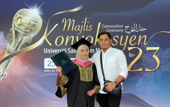 Graduan Fakulti Pendidikan Bahasa Utama (FPBU) Universiti Sains Islam Malaysia (USIM), Aliya Yasmin Mohamad Nizam, 26, menjadi inspirasi pada Majlis Konvokesyen USIM ke-23 apabila berjaya menamatkan Diploma Pascasiswazah Pendidikan (Pendidikan Islam) dalam keadaan sarat hamil. Ketika melalui minggu-minggu genting peperiksaan dan penyiapan projek akhir, kandungannya sudah mencecah lapan bulan, namun beliau tetap teguh meneruskan pengajian. Komitmen Aliya Yasmin terhadap cita-cita untuk menjadi pendidik bertauliah mengatasi segala cabaran fizikal dan mental, membuktikan bahawa pengorbanan masa, tenaga dan kesihatan demi ilmu tidak pernah sia-sia. Lepasan Ijazah Sarjana Muda Pengurusan Industri Halal dari Universiti Teknologi MARA (UiTM) itu turut berkongsi bahawa minatnya terhadap bidang perguruan mendorong beliau menyambung pengajian di USIM walaupun datang daripada latar belakang yang berbeza. Menggalas peranan sebagai pelajar dan isteri yang sedang mengandung bukanlah sesuatu yang mudah, terutamanya apabila tugasan memerlukan pergerakan aktif. “So far okay, Alhamdulillah. Tapi cabaran yang paling saya risau adalah program luar yang mewajibkan kami berkhemah selama empat hari tiga malam di Pulau Besar, Melaka, ketika kandungan saya sudah empat bulan lebih,” katanya. Walaupun perlu mengikuti aktiviti yang agak lasak, beliau bersyukur kerana menerima pemantauan rapi daripada pensyarah serta jurulatih bagi memastikan keselamatannya sepanjang program. Pencapaian Aliya Yasmin turut diperkukuh oleh sokongan persekitaran yang kondusif. Beliau menzahirkan penghargaan kepada para pensyarah FPBU yang sentiasa memahami keadaannya dan memberi kelonggaran sewajarnya. Tidak kurang penting, sokongan moral dan emosi daripada suami serta keluarga menjadi sumber kekuatan utama yang membantu beliau kekal fokus sepanjang pengajian. Beliau turut menitipkan pesanan kepada para pelajar, agar terus cekal mengejar ilmu walau apa pun rintangannya. “Jangan pernah berhenti menuntut ilmu dalam apa bidang sekalipun. Walau apa cabaran, ingatlah bahawa menuntut ilmu adalah jihad di jalan Allah,” ujarnya. Kejayaan Aliya Yasmin bukan sekadar kejayaan peribadi, tetapi turut menggambarkan semangat Integrasi Ilmu Naqli dan Aqli yang menjadi teras USIM. Ia membuktikan bahawa dengan azam yang kuat serta sokongan padu, segala cabaran mampu diatasi demi mengejar ilmu dan kerjaya impian. Oleh: Iqbal Ilyas Bin Mohd Nordin