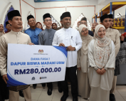 Menteri Pendidikan Tinggi Turun Padang Santuni Mahasiswa USIM, lancar Dapur Siswa Madani