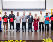PENYERAHAN SIJIL KEPADA LADANG YANG TERLIBAT DALAM PROJEK PENGUMPULAN DATA MADU KELULUT BAGI SEMAKAN SEMULA MS 2683 (KELULUT) Hadirin sekalian, Seterusnya, sebagai menghargai sumbangan dan komitmen pihak ladang yang terlibat dengan Projek Pengumpulan Data Madu Kelulut bagi semakan semula MS 2683, pihak Jabatan Standard Malaysia berbesar hati untuk menyerahkan Sijil Penghargaan kepada pihak pengurusan ladang yang terlibat dengan projek tersebut. Untuk makluman, secara keseluruhan, terdapat 10 ladang yang terlibat dalam projek ini yang merangkumi seluruh Malaysia.